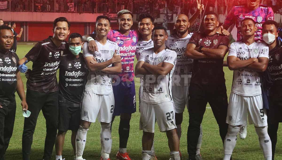 Rakasurya Handika saat berpose dengan para pemain Bali United usai lawan melawan PSS di Stadion Maguwoharjo, Sleman. Foto: Nofik Lukman Hakim/Indosport.com