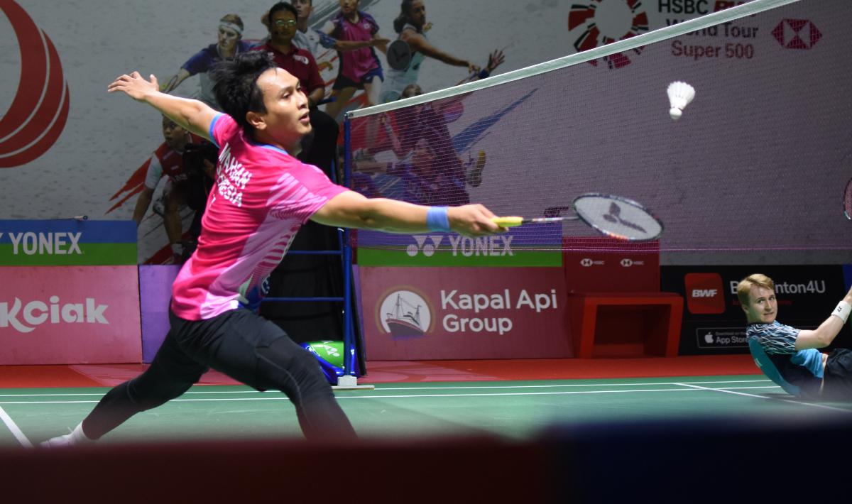 Pemain ganda putra Indonesia, Mohammad Ahsan mendapatkan dukungan dari putrinya Aisyah Nayyara Ahsan saat latihan keras jelang Malaysia Open 2023. - INDOSPORT