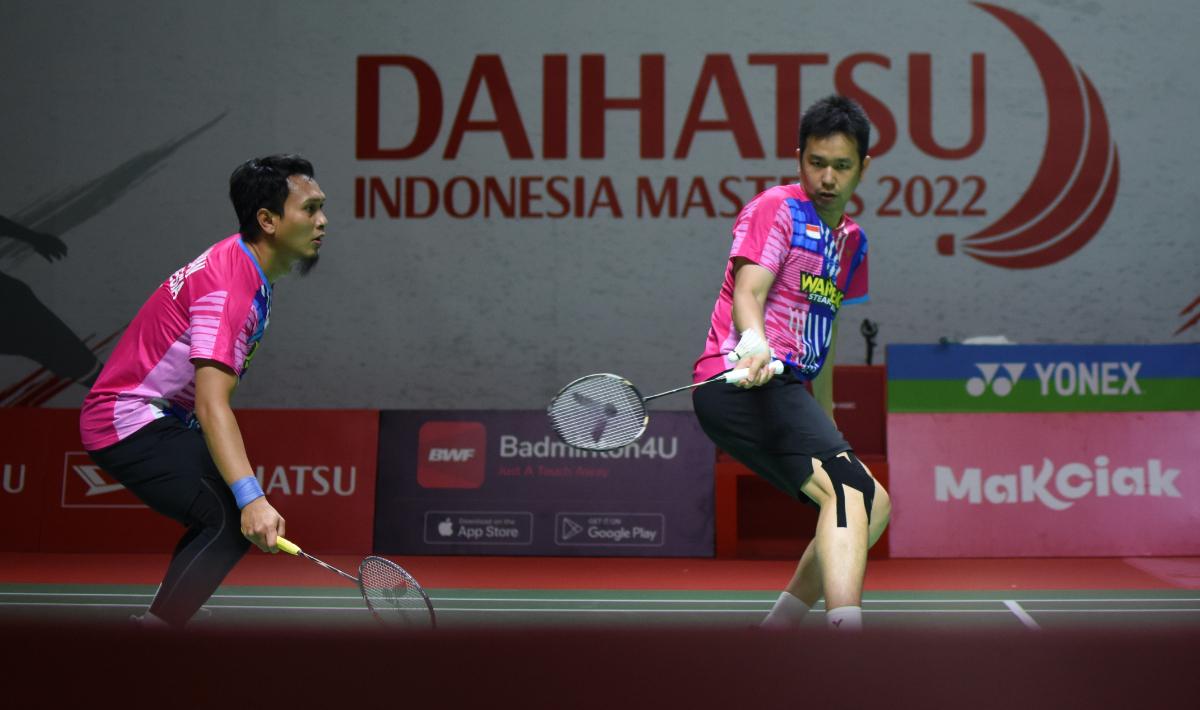 Ganda Indonesia, Mohamad Ahsan/Hendra Setiawan berhasil melaju ke babak kedua Indonesia Master 2022 usai mengalahkan pasangan Denmark, Jeppe Bay/Lasse Molhede 21-12 dan 21-19 di Istora Senayan, Selasa (07/06/22).
