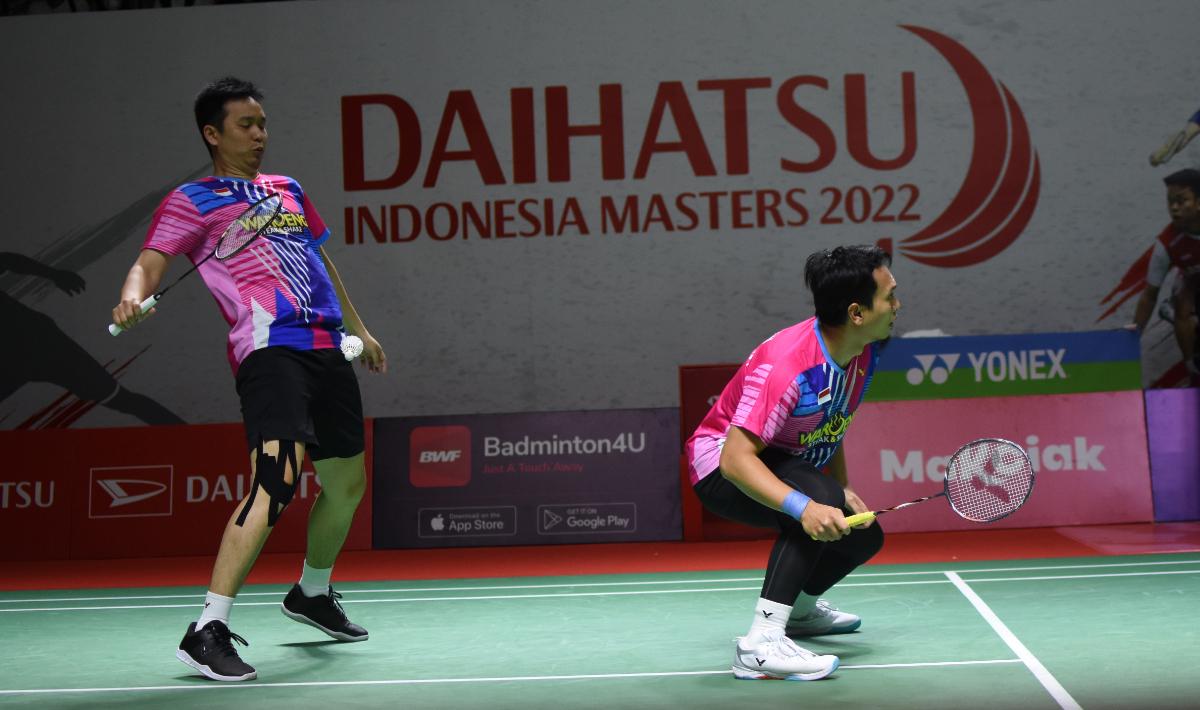 Ganda Indonesia, Mohamad Ahsan/Hendra Setiawan berhasil melaju ke babak kedua Indonesia Master 2022 usai mengalahkan pasangan Denmark, Jeppe Bay/Lasse Molhede 21-12 dan 21-19 di Istora Senayan, Selasa (07/06/22).