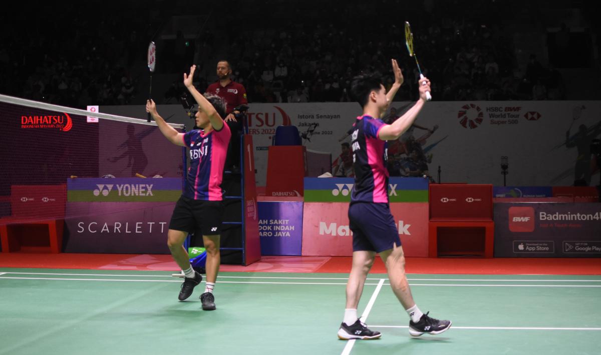 Ganda putra Indonesia, Kevin Sanjaya/Marcus Fernaldi Gideon berhasil berhasil melaju ke babak kedua Indonesia Master 2022 usai mengalahkan pasangan Prancis, Christo Popov/Toma Junior Popov 21-16 dan 21-19 di Istora Senayan, Selasa (07/06/22).