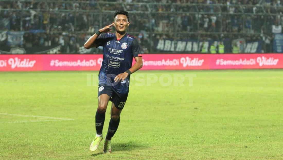 Selebrasi pemain Arema FC Dedik Setiawan usai mencetak gol ke gawang RANS Cilegon. Foto: Ian Setiawan/Indosport.com