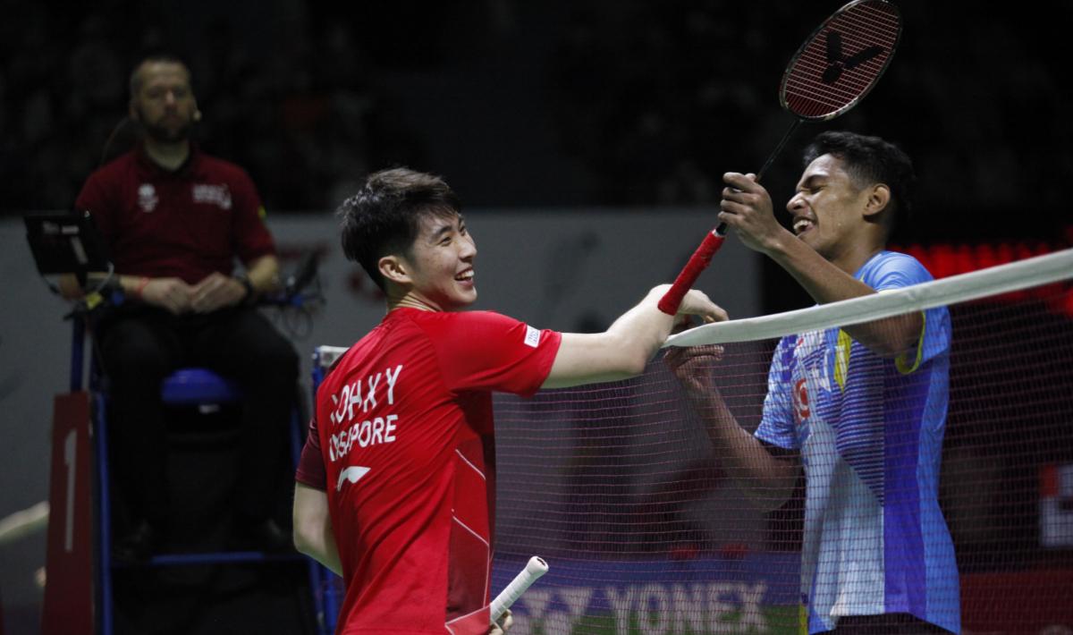 Tunggal putra Singapura, Loh Kean Yew berhasil mengalahkan tunggal Indonesia, Chico Aura dengan skor 21-14 dan 21-14 pada babak 16 besar Indonesia Masters 2022 di Istora Senayan, Kamis (09/06/22).