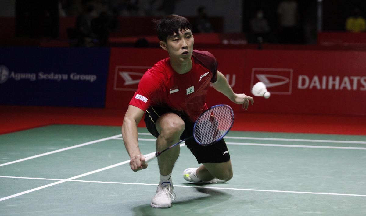 Tunggal putra Singapura, Loh Kean Yew minta ‘dikarungin’ netizen usai pose gemas karena mengigit raketnya saat tanding di Indonesia Masters 2023. (09/06/22).