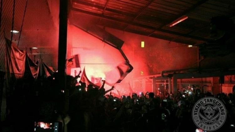 Aksi Viking Tangerang dalam memberikan dukungan untuk Persib Bandung.
