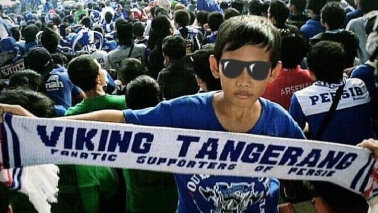 Aksi Viking Tangerang dalam memberikan dukungan untuk Persib Bandung.