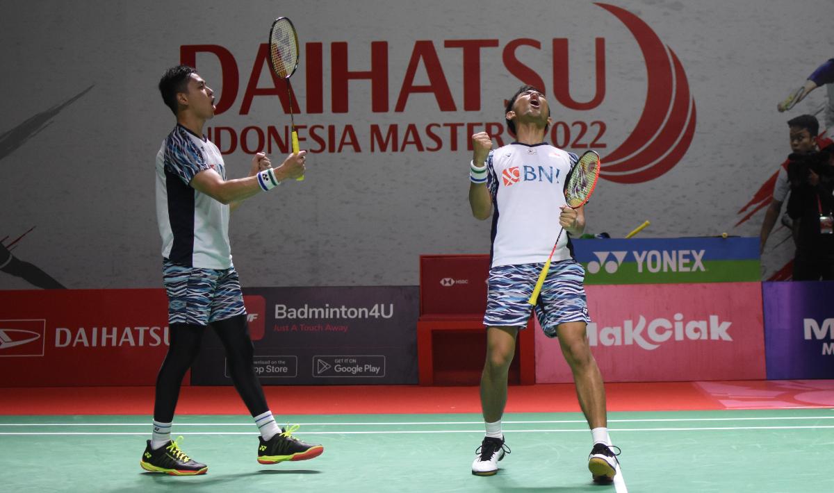 Ganda Indonesia, Fajar Alfian/M Rian Ardianto  mengalahkan rekan senegaranya Pramudya Kusumawardana/Yeremia Rambitan dengan skor 16-21, 21-17 dan 21-13 pada babak kedua Indonesia Masters 2022 di Istora Senayan, Kamis (09/06/22).