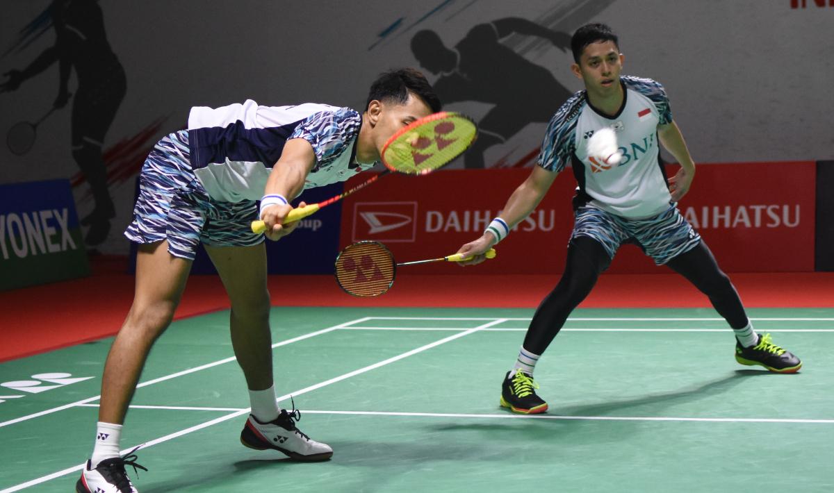 Ganda Indonesia, Fajar Alfian/M Rian Ardianto  mengalahkan rekan senegaranya Pramudya Kusumawardana/Yeremia Rambitan dengan skor 16-21, 21-17 dan 21-13 pada babak kedua Indonesia Masters 2022 di Istora Senayan, Kamis (09/06/22).