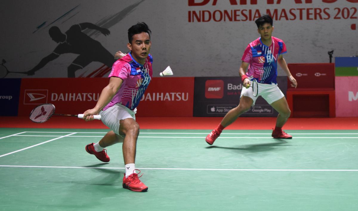 Ganda Indonesia, Pramudya Kusumawardana/Yeremia Rambitan dikalahkan rekan senegaranya Fajar Alfian/M Rian Ardianto dengan skor 21-16, 17-21 dan 13-21 pada babak kedua Indonesia Masters 2022 di Istora Senayan, Kamis (09/06/22).