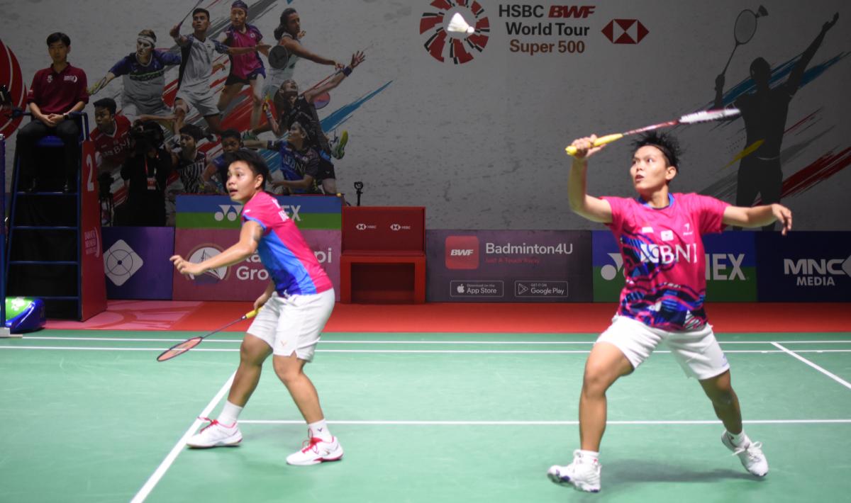 Tak terbendung sejak dipasangkan, Apriyani Rahayu/Siti Fadia Silva Ramadhanti libas Vivian Hoo/Lim Chiew Sien demi ke perempat final Indonesia Masters 2022.