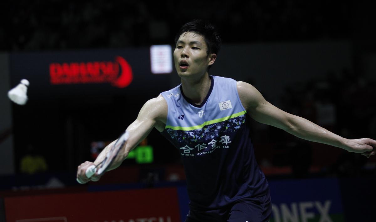 Tunggal putra asal Chinese Taipei, Chou Tien Chen, menyempatkan bertemu pelatih asal Indonesia, Harry Hartono, usai dipastikan tanpa gelar di Istora.