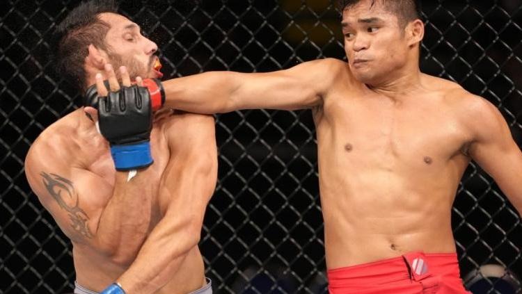 Kemenangan KO Jeka Saragih atas petarung asal India, Pawaan Maan, di babak pembukaan ajang Road to UFC. - INDOSPORT