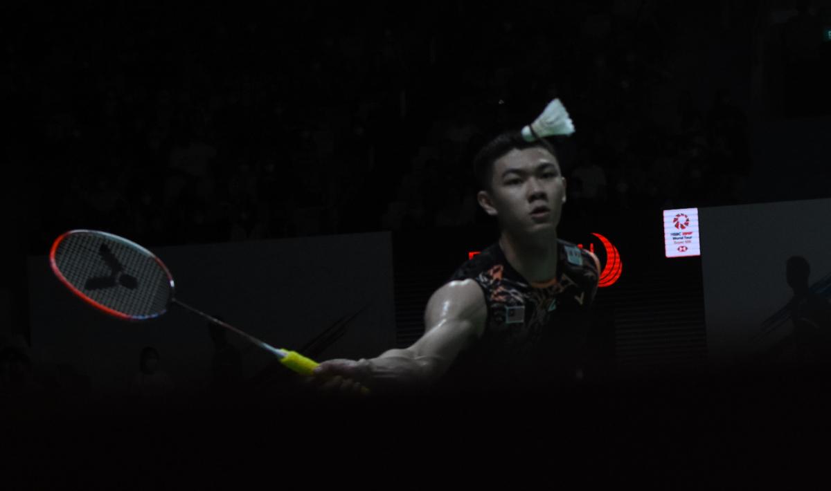 Pebulu tangkis tunggal putra Malaysia, Lee Zii Jia, kena semprot dari sang legenda akibat mencari alasan atas tersingkirnya dari Malaysia Open 2023. - INDOSPORT