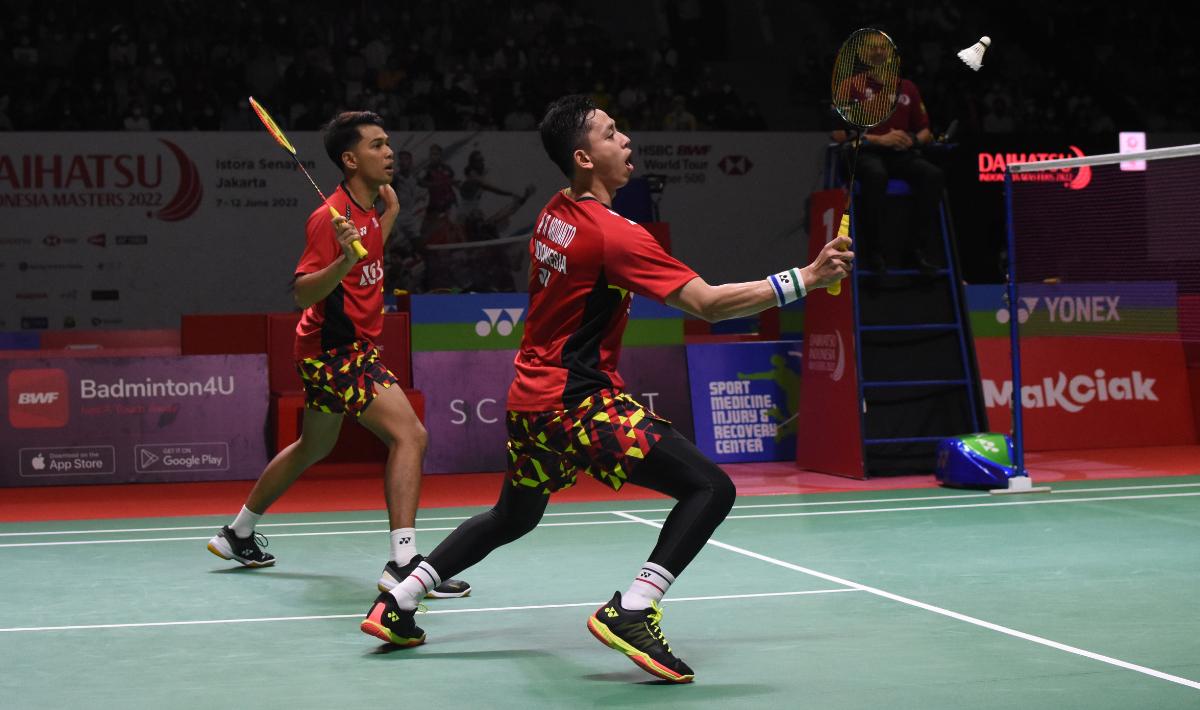 Ganda Indonesia, Fajar Alfian/M Rian Ardianto  mengalahkan ganda China Taipe, Lee Yang/Wang Chi Lin dengan skor 21-15 dan 21-18 pada babak perempatfinal Indonesia Masters 2022 di Istora Senayan, Jumat (10/06/22).
