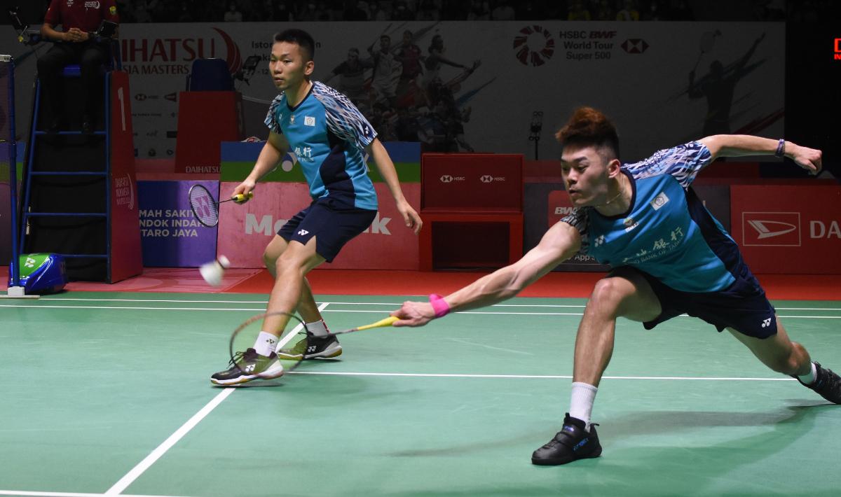 Pasangan ganda putra tuan rumah, Lee Yang/Wang Chi Lin menuai pujian dari netizen setelah menunjukkan defense apik di final Chinese Taipei Open 2022. - INDOSPORT