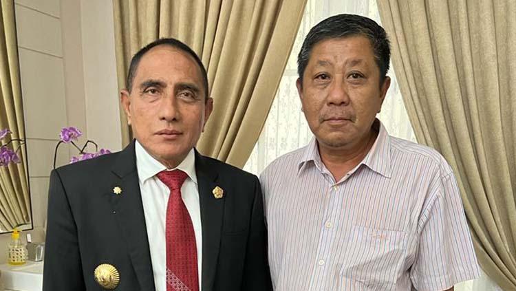 Manajer PSDS Deli Serdang, Herman Sagita (kanan), saat berfoto dengan Gubernur Sumut, Edy Rahmayadi.