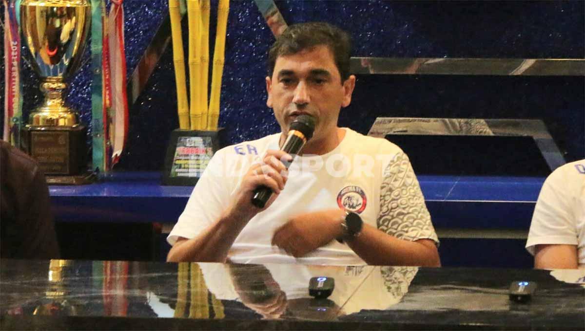 Arema FC pastikan tidak ada perubahan staf termasuk rekomendasi dari Eduardo Almeida. Foto: Ian Setiawan/Indosport.com.