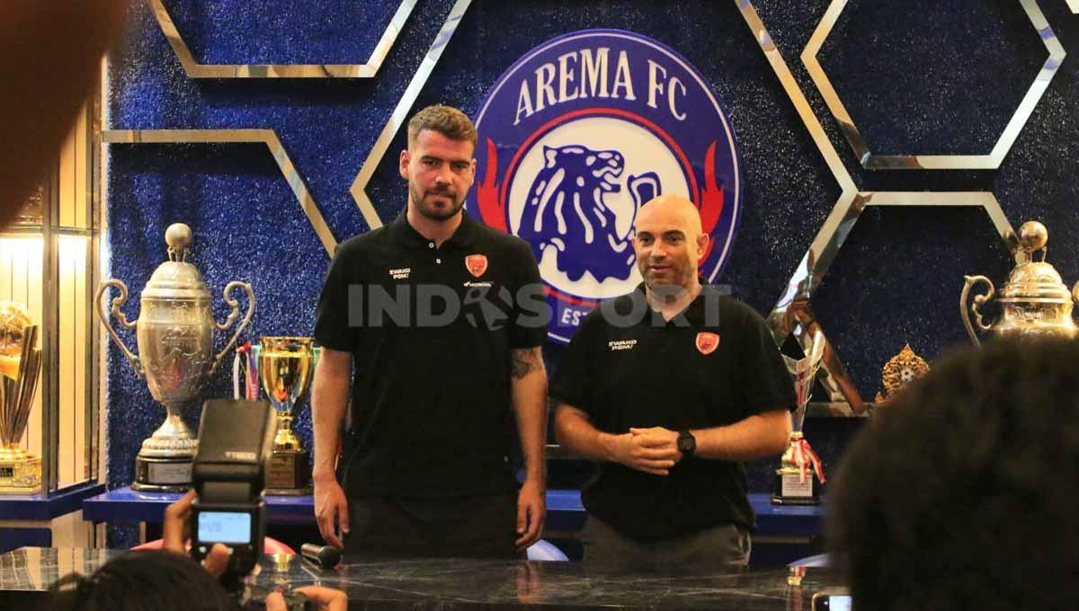 Wiljan Pluim dan pelatih PSM Makassar, Bernardo Tavares. Foto: Ian Setiawan/Indosport.com