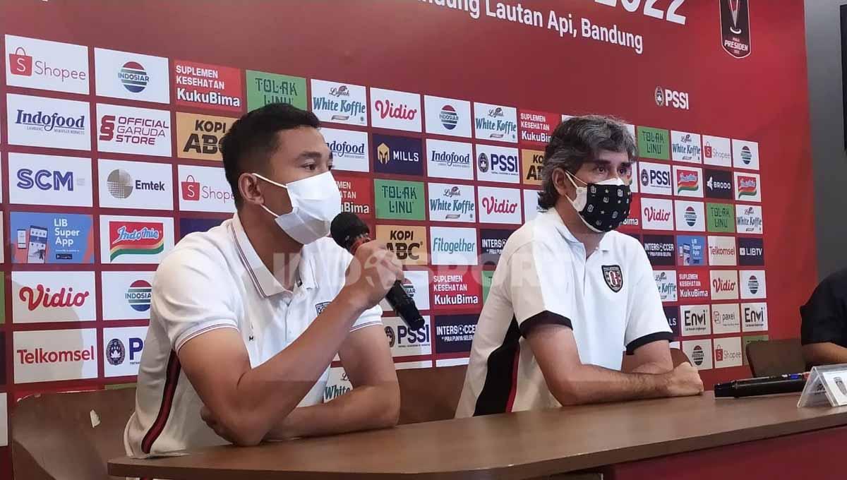 Pelatih Bali United, Pelatih, Stefano Teco Cugurra dan pemainnya Ricky Fajrin saat konferensi pers di Graha Persib, Kota Bandung, Sabtu (10/06/22),