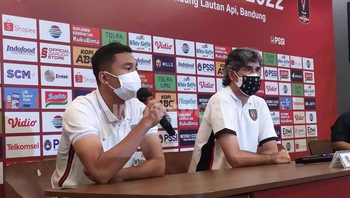 Pelatih Bali United, Pelatih, Stefano Teco Cugurra dan pemainnya Ricky Fajrin saat konferensi pers di Graha Persib, Kota Bandung, Sabtu (10/06/22), - INDOSPORT