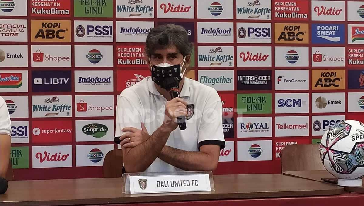 Pelatih Bali United, Pelatih, Stefano Teco Cugurra saat konferensi pers di Graha Persib, Kota Bandung, Sabtu (10/06/22), jelang pertandingan Persib Bandung di Turnamen Pramusim Piala Presiden 2022.