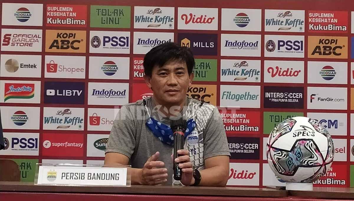 Pelatih fisik Persib, Yaya Sunarya (kanan), saat konferensi pers di Graha Persib, Kota Bandung, Sabtu (11/06/22), jelang pertandingan mengahadapi Bali United di Piala Presiden 2022.
