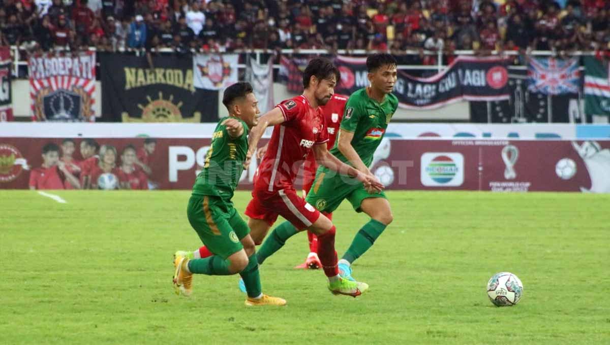Pergerakan Winger Persis Solo, Gavin Kwan Adsit dikawal bek PSS Sleman, Derry Rachman. Foto: Nofik Lukman Hakim/Indosport.com