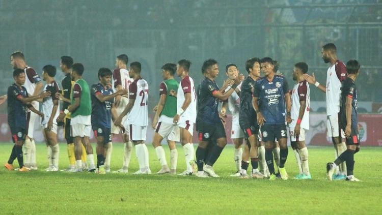 Bintang Arema FC, Dendi Santoso, kecewa berat dengan kekalahan Arema FC dari PSM Makassar di laga pertama Piala Presiden 2022.(Ian Setiawan/INDOSPORT)