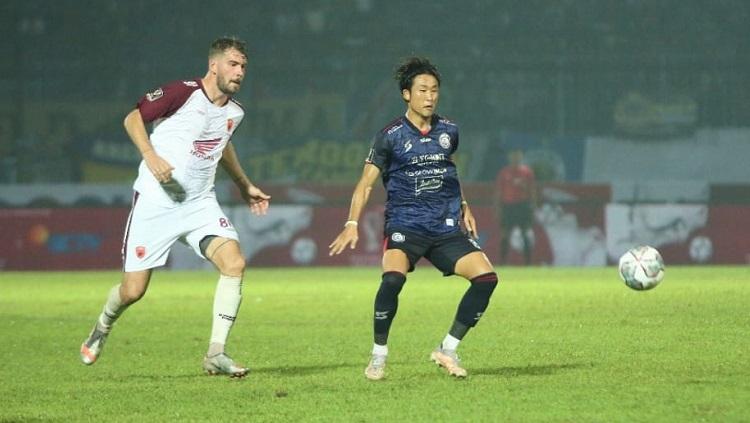 Wiljam Pluim ditempel ketat Renshi di laga Piala Presiden Arema FC vs PSM (Ian Setiawan/INDOSPORT) - INDOSPORT