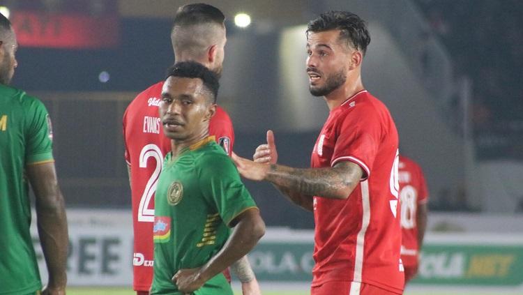 Penyerang Persis Solo, Gerard Artigas saat berkomunikasi dengan Aaron Evans. Foto: Nofik Lukman Hakim