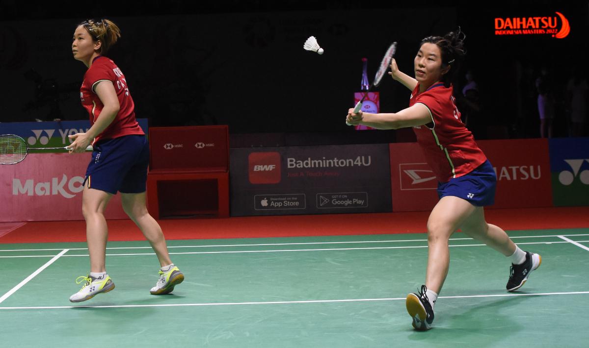 Pasangan China, Chen Qing Chen/Jia Yi Fan juara ganda putri Indonesia Masters 2022 di Istora Senayan, Minggu (12/06/22). - INDOSPORT