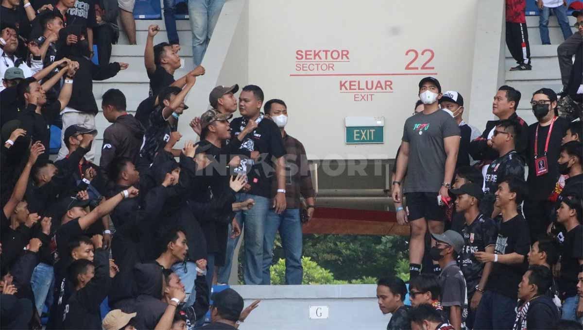 Suporter Persis Solo di tribun selatan stadion Manahan Solo. Foto: Nofik Lukman Hakim/Indosport.com - INDOSPORT