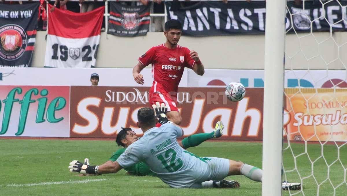 Peluang winger Persis Solo, Kevin Gomes dipatahkan lini belakang PSS Sleman. Foto: Nofik Lukman Hakim/Indosport.com