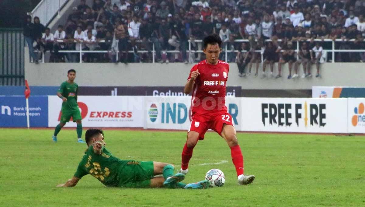 Pergerakan gelandang Persis Solo, Sutanto Tan dihentikan pemain PSS Sleman. Foto: Nofik Lukman Hakim/Indosport.com