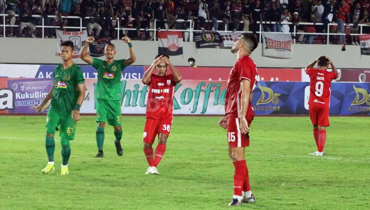 Ekspresi pemain setelah penalti bek Persis Solo, Fabiano Beltrame, ditepis kiper PSS Sleman, M Ridwan. Foto: Nofik Lukman Hakim/Indosport.com