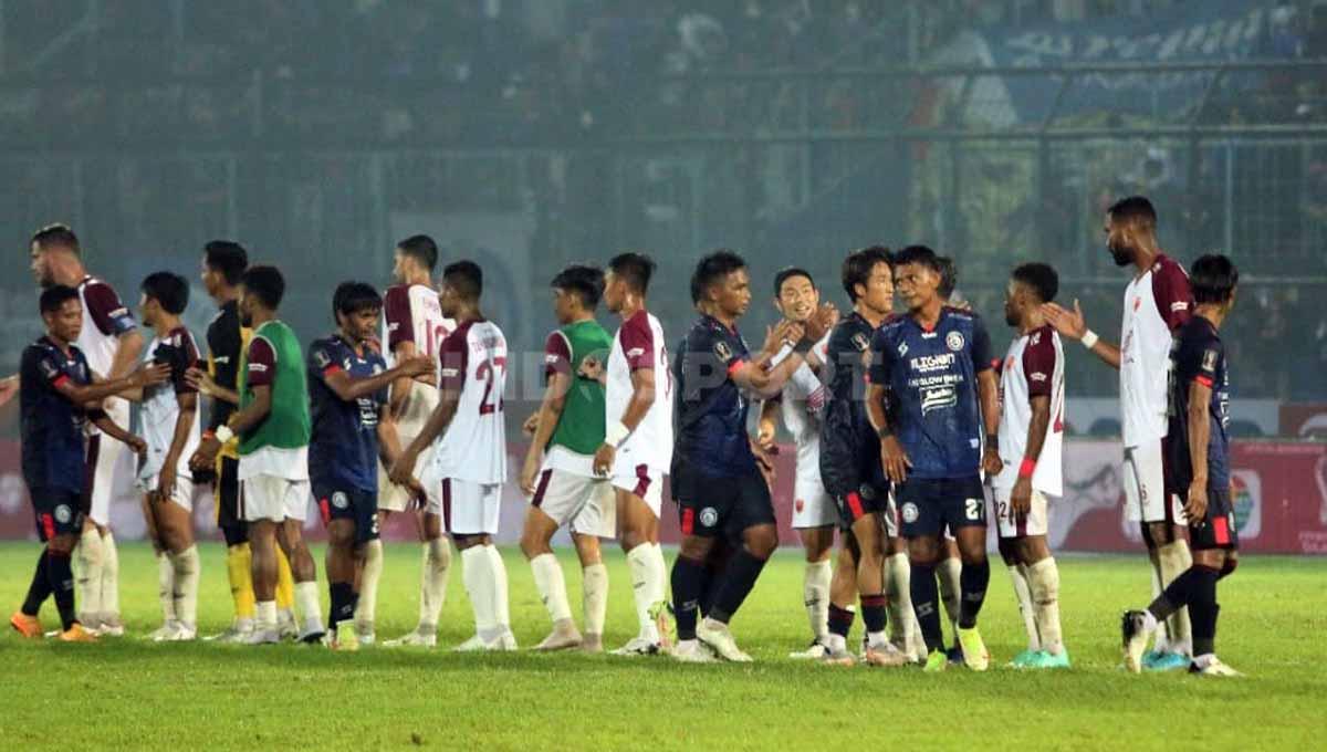 Pemain Arema FC tertunduk lesu usai dikalahkan PSM Makassar. Foto: Ian Setiawan/Indosport.com