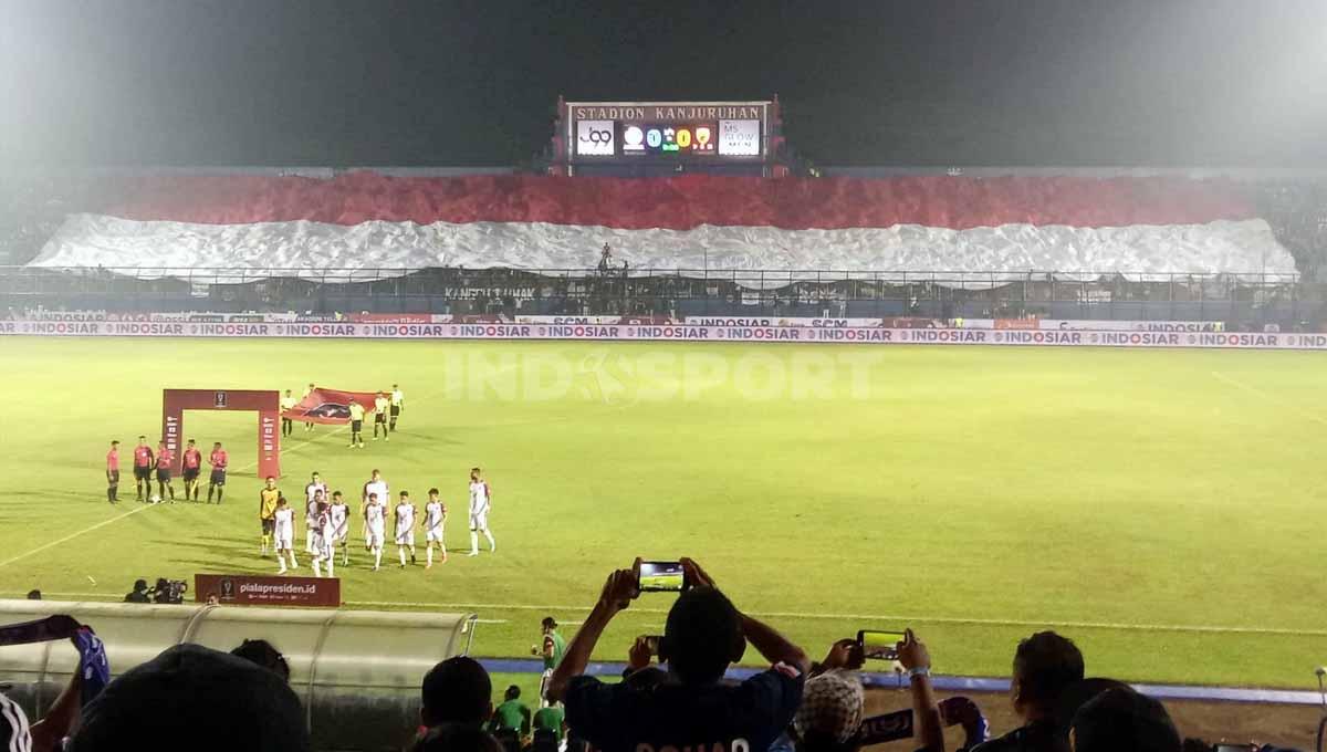 Bentangan bendera merah putih Aremania. Foto: Ian Setiawan/Indosport.com