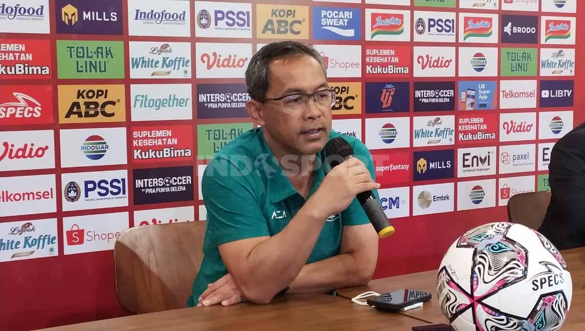 Pelatih Persebaya Surabaya, Aji Santoso, saat konferensi pers di Graha Persib, Jalan Sulanjana, Kota Bandung, Minggu (12/06/22), jelang pertandingan Piala Presiden 2022 menghadapi Bhayangkara FC.
