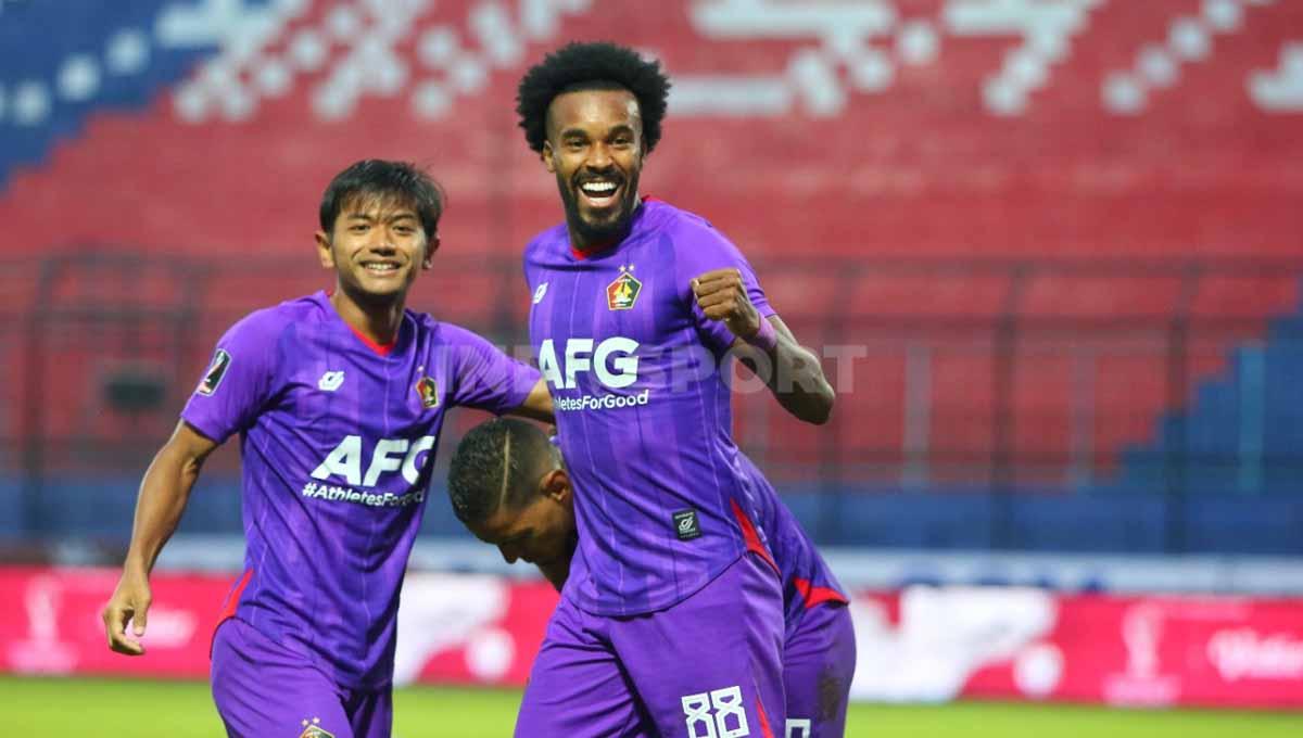 Selebrasi gol pemain Persik Kediri Joanderson. Foto: Ian Setiawan/Indosport.com - INDOSPORT