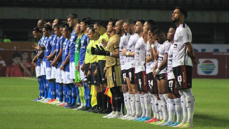 Pemain Persib dan Bali United berdoa menjelang laga perdana babak penyisihan Grup C Piala Presiden 2022 di Stadion GBLA, Kota Bandung, Minggu (12-06-22) - INDOSPORT