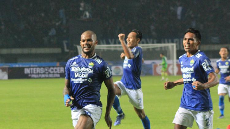 Pelatih Persib Bandung, Luis Milla, puji penampilan David da Silva di pertandingan pekan ke-30 Liga 1 2022-2023 menghadapi Persebaya Surabaya, Senin (13/03/23). - INDOSPORT