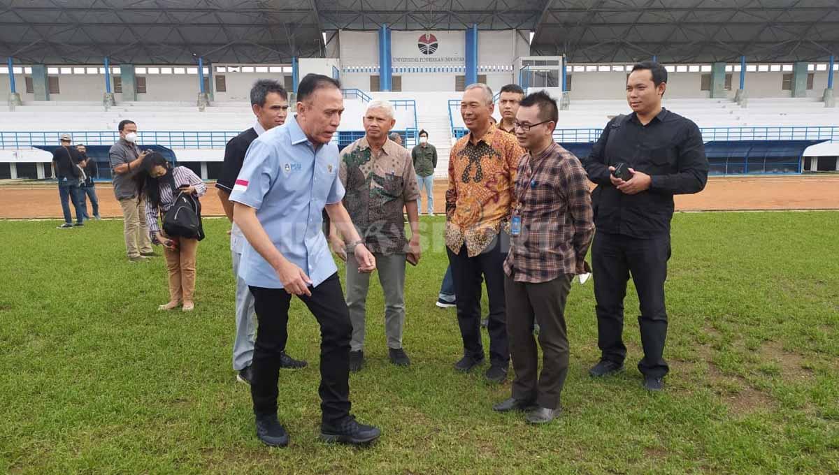 Ketua Umum PSSI, Mochamad Iriawan, meninjau Lapangan sepakbola UPI, Kota Bandung, yang akan dijadikan tempat training center (TC) Timnas Indonesia, Senin (13/06/22). - INDOSPORT