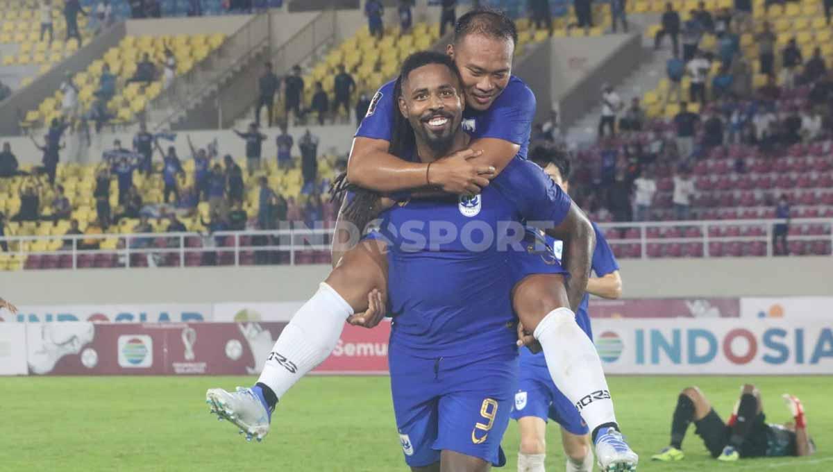 Selebrasi pemain PSIS Semarang Carlos Fortes bersama Wawan Febrianto merayakan usai mencetak gol ke gawang Persita Tangerang di Piala Presiden. Foto: Nofik Lukman Hakim/Indosport.com