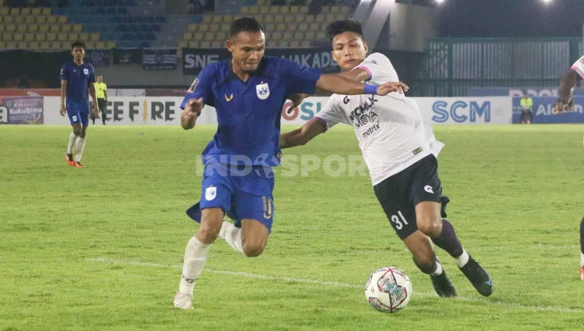 Gelandang PSIS Semarang, Oktavianus Fernando berusaha melewati kawalan bek Persita Tangerang. Foto: Nofik Lukman Hakim/Indosport.com