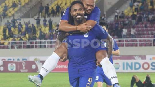 Selebrasi pemain PSIS Semarang Carlos Fortes bersama Wawan Febrianto merayakan usai mencetak gol ke gawang Persita Tangerang di Piala Presiden. Foto: Nofik Lukman Hakim/Indosport.com