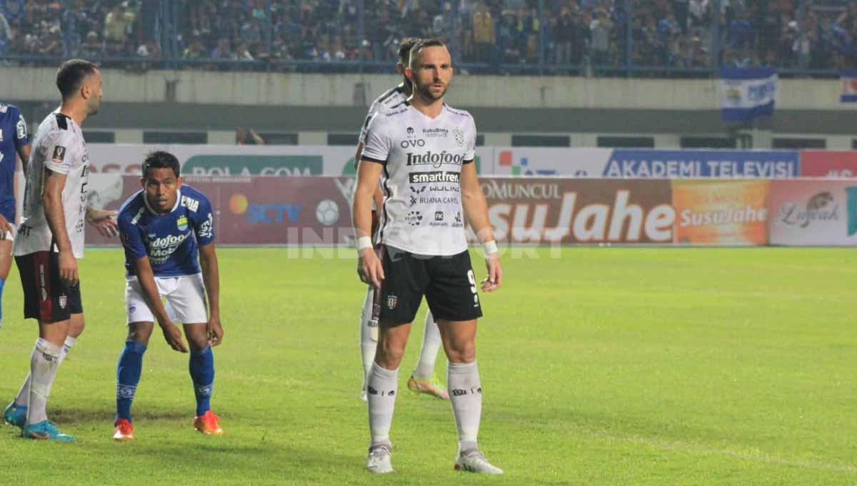 Striker Bali United, Ilija Spasojevic, saat pertandingan Turnamen Pramusim Piala Presiden 2022 menghadapi Persib Bandung di Stadion GBLA, Kota Bandung, Minggu (12/06/22).