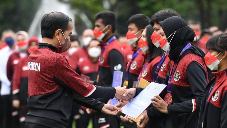 Presiden Jokowi memberikan bonus kepada atlet SEA Games 2021 di Istana Merdeka, Jakarta, Senin (13/06/22). Foto: Lukas/Biro Pers Sekretariat Pres