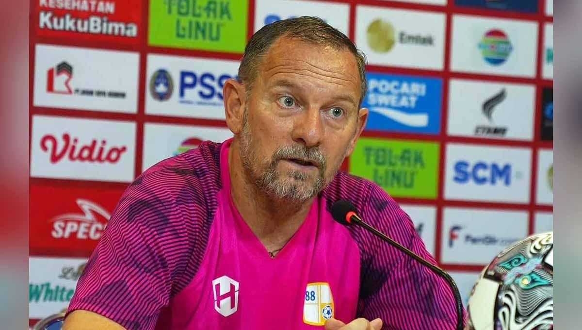 Pelatih kepala Barito Putera, Dejan Antonic, dalam konferensi pers Piala Presiden 2022.. Foto: MO Barito Putera