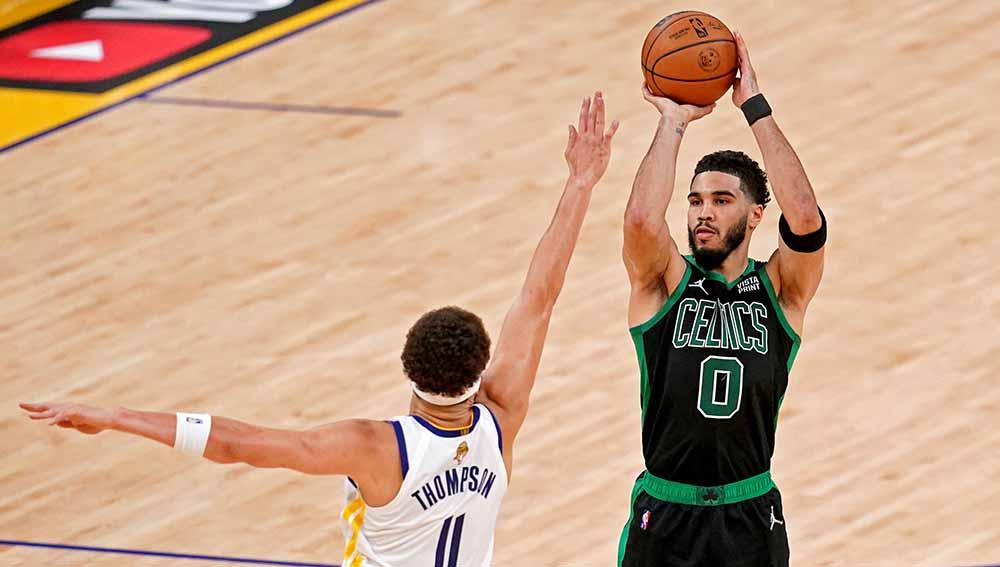 Pebasket Boston Celtics Jayson Tatum saat menembakkan bola ke keranjang Golden State Warriors pada Final NBA 2022 di Chase Center. Foto: Reuters/Cary Edmondson