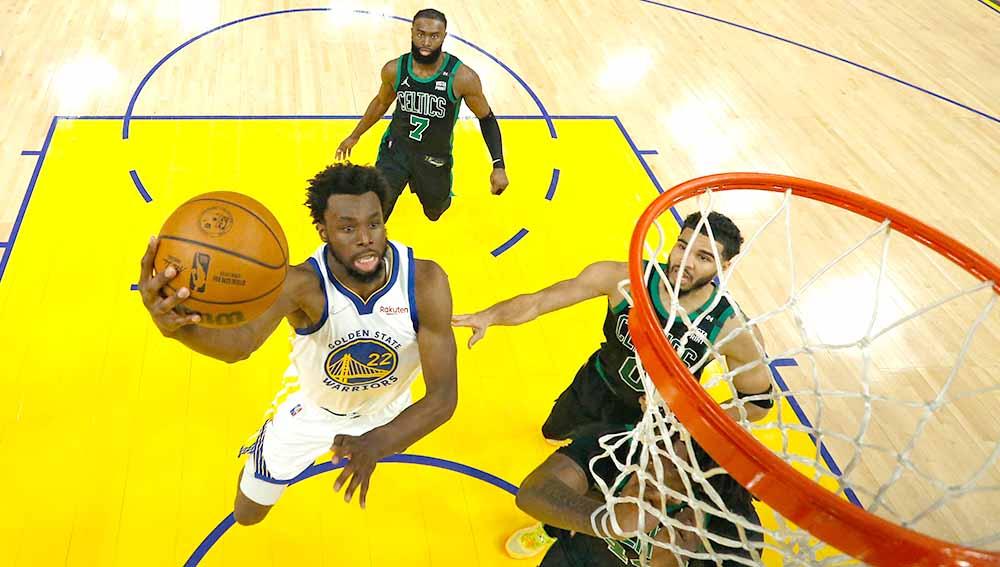 Pebasket Golden State Warriors Andrew Wiggins saat memasukan bola ke keranjang Boston Celtics pada Final NBA 2022 di Chase Center. Foto: Reuters/Jed Jacobsohn